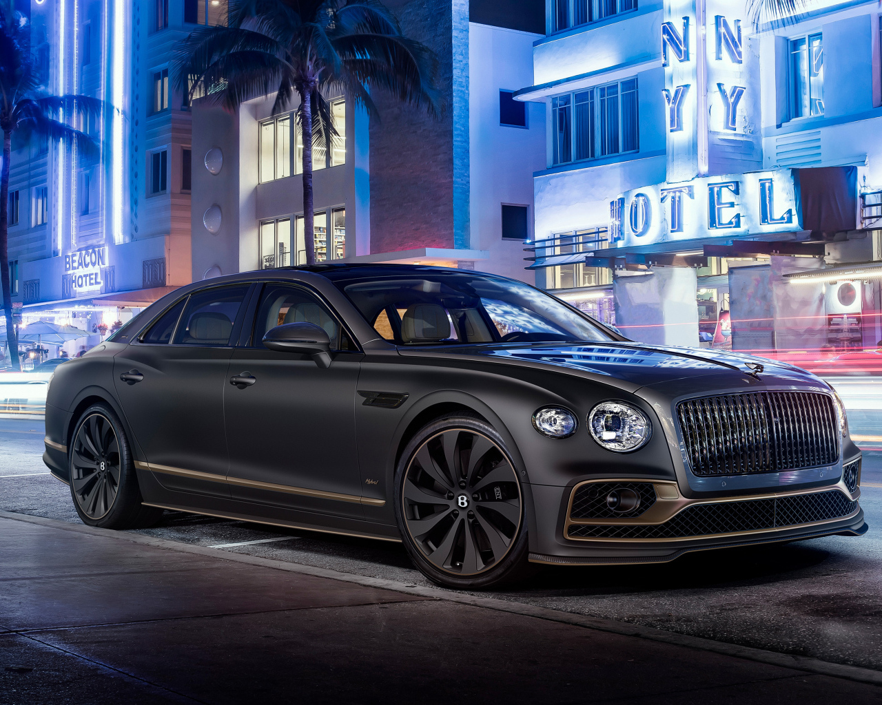 Автомобиль Bentley Flying Spur Hybrid The Surgeon 2022 у здания
