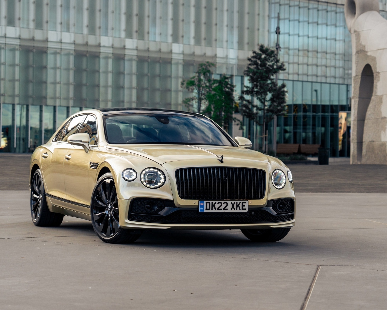 Автомобиль Bentley Flying Spur Hybrid у дома