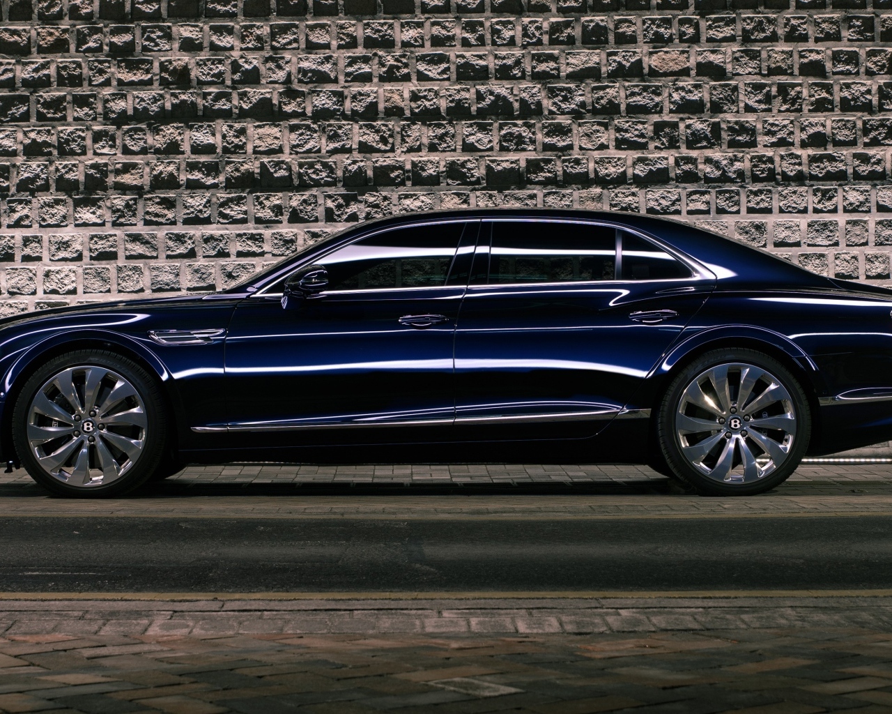 Автомобиль Bentley Flying Spur V8 вид сбоку