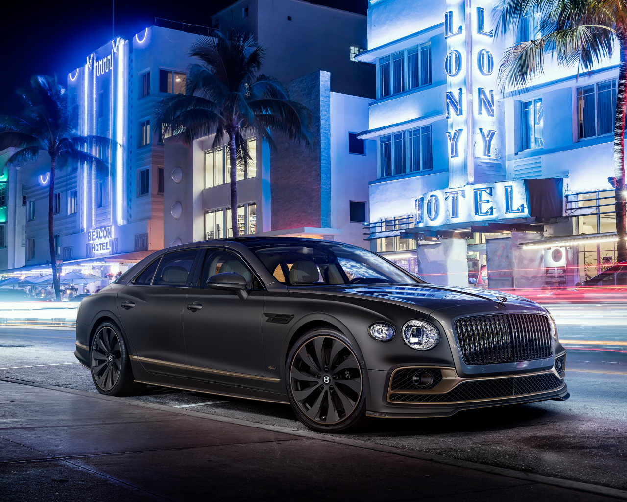 Черный автомобиль Bentley Flying Spur Hybrid 2023 года в городе