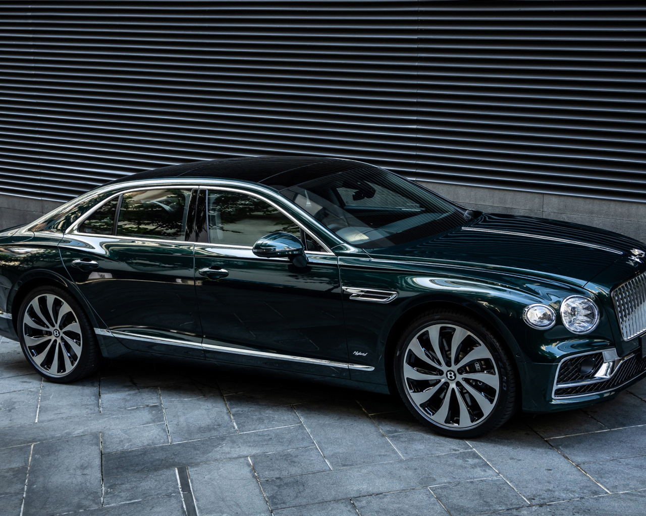 Черный автомобиль Bentley Flying Spur Hybrid 2023 года вид сбоку