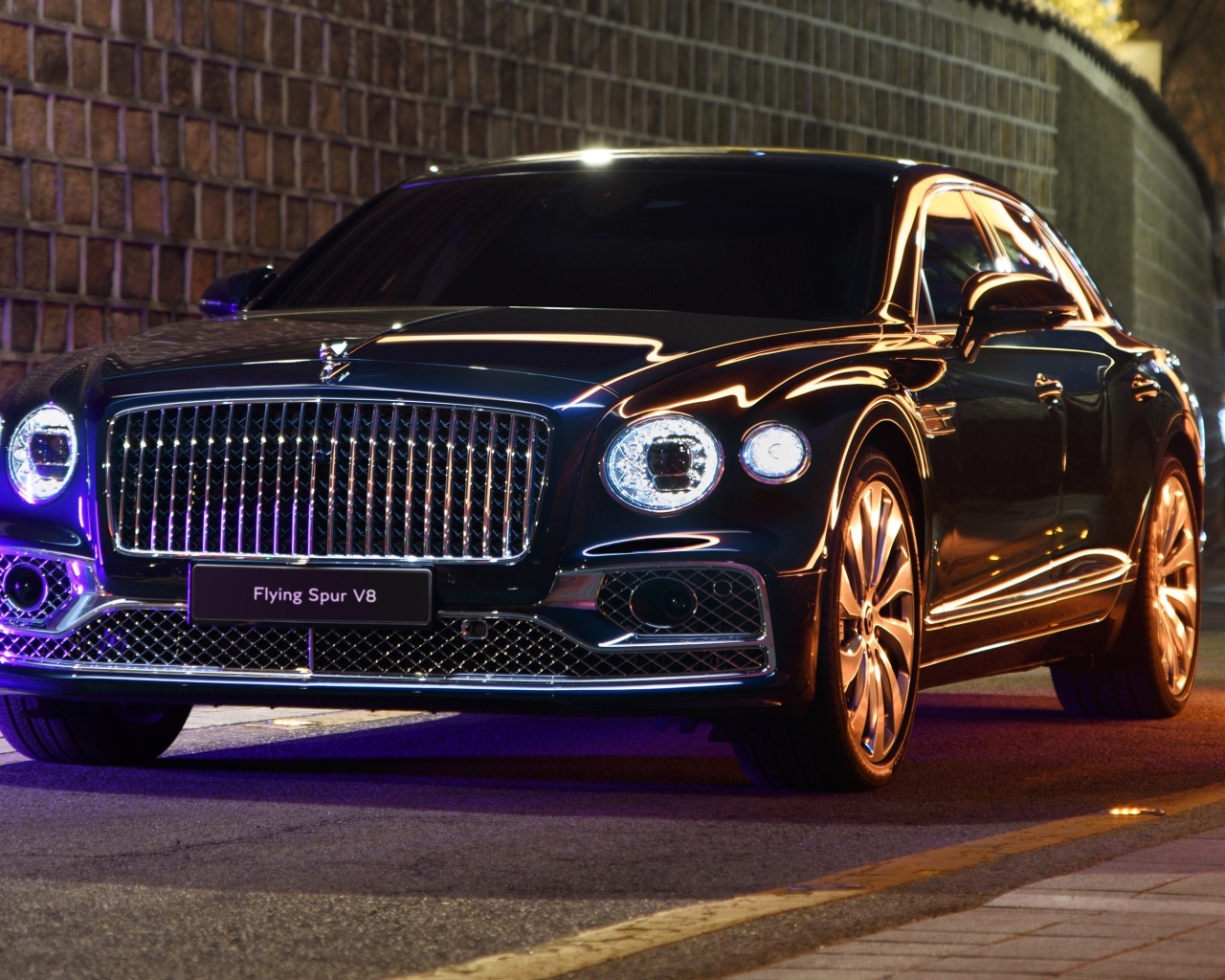 Черный автомобиль Bentley Flying Spur V8