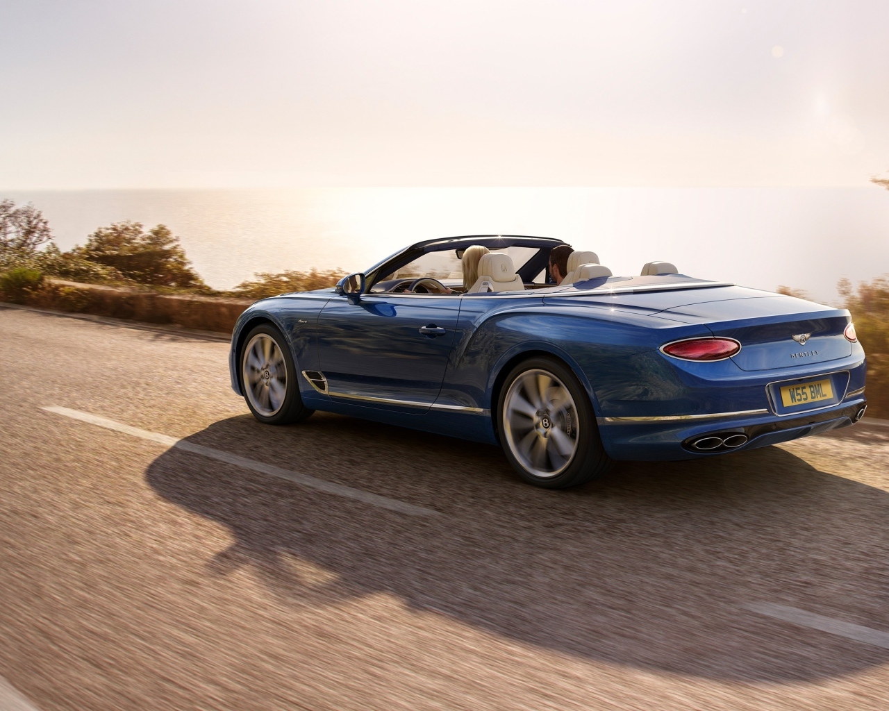 Синий кабриолет Bentley Continental GT