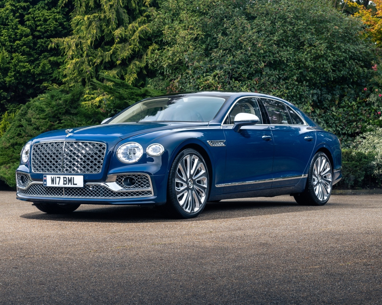 Синий автомобиль Bentley Flying Spur Mulliner