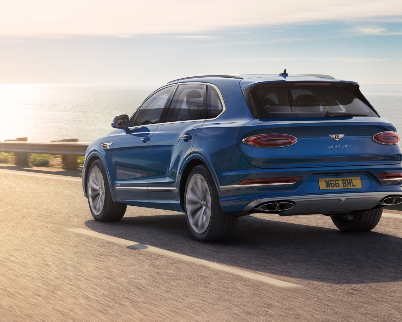 Синий внедорожник Bentley Bentayga Azure вид сзади