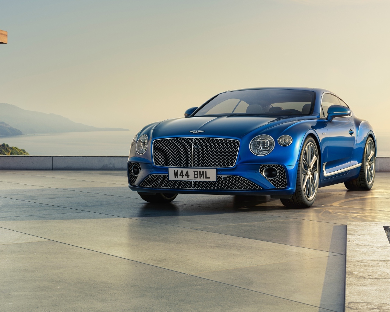 Синий дорогой автомобиль Bentley Continental GT