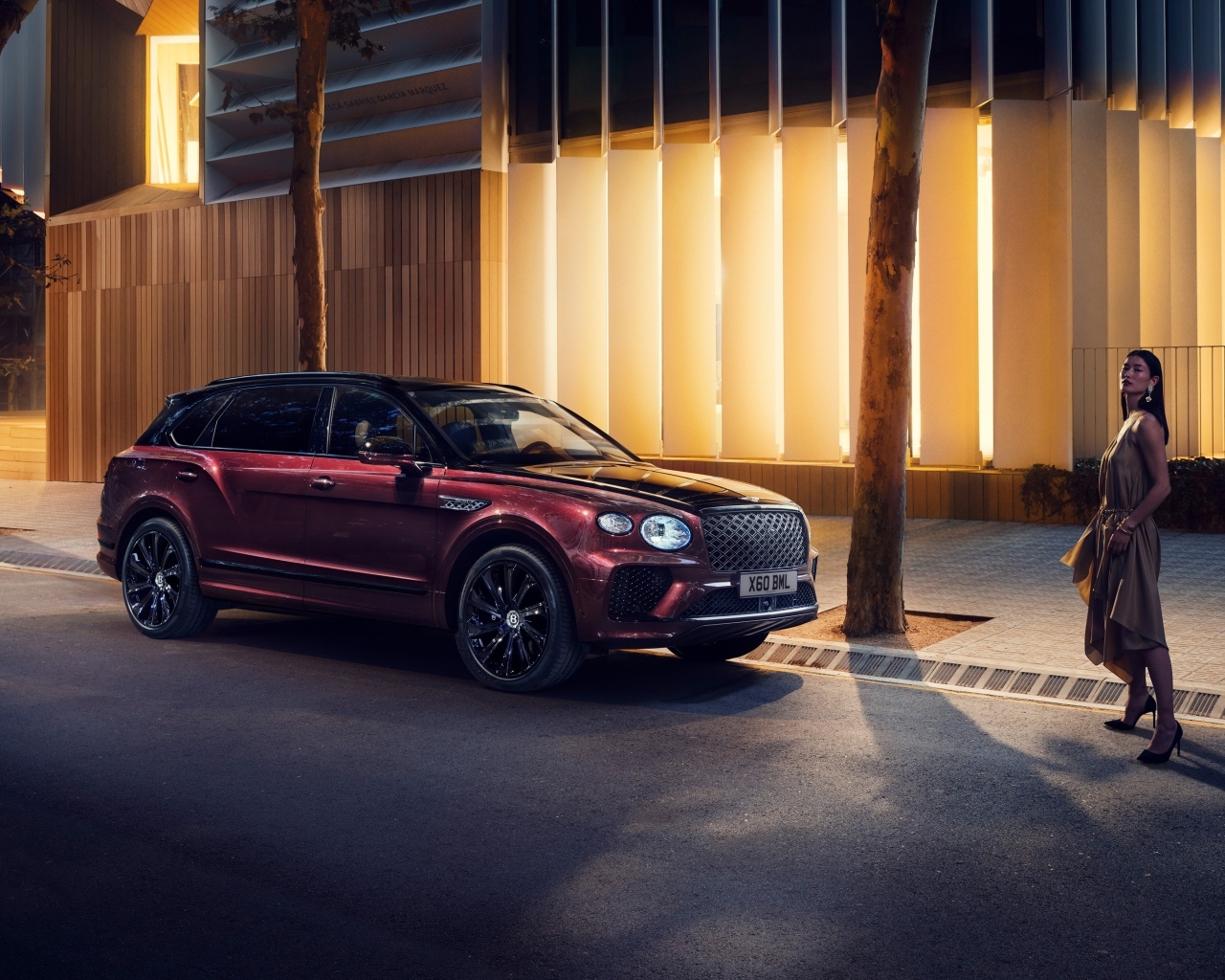 Бордовый внедорожник Bentley Bentayga EWB Mulliner 2024 года у дома