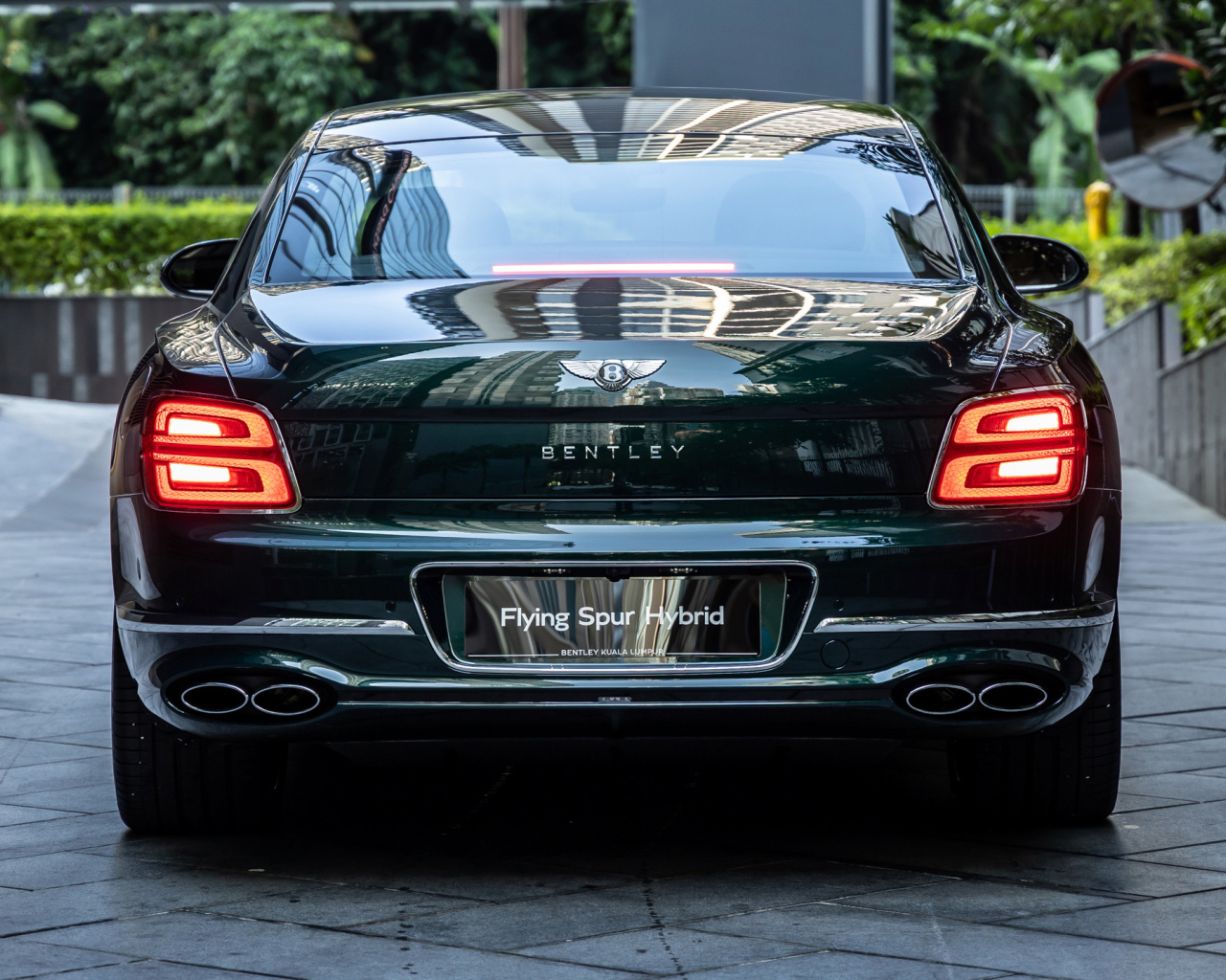 Автомобиль Bentley Flying Spur Hybrid 2023 вид сзади