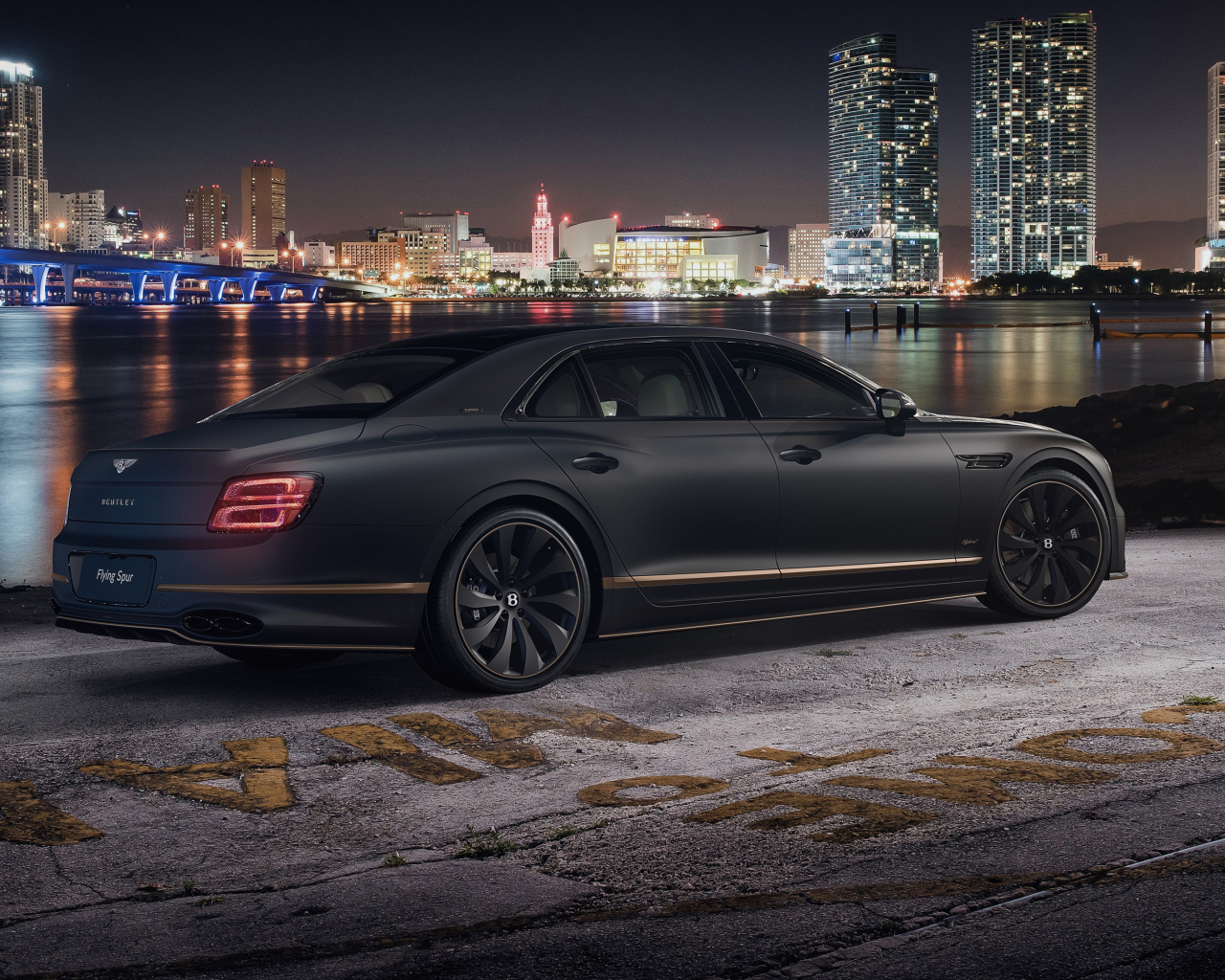 Автомобиль Bentley Flying Spur Hybrid The Surgeon 2022 на фоне города