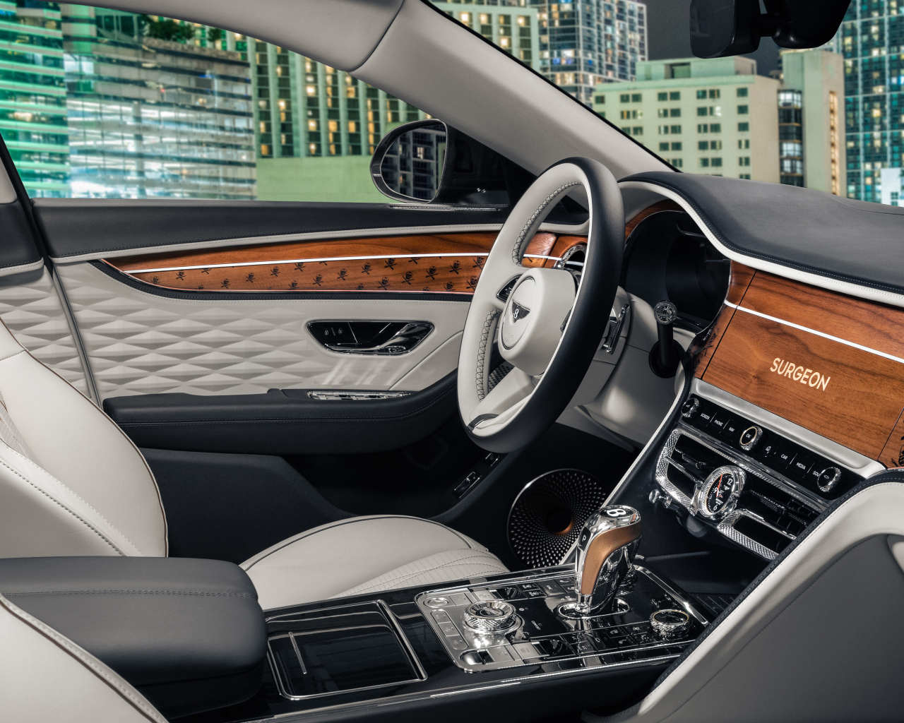 Дорогой кожаный салон автомобиля Bentley Flying Spur Hybrid The Surgeon 2022