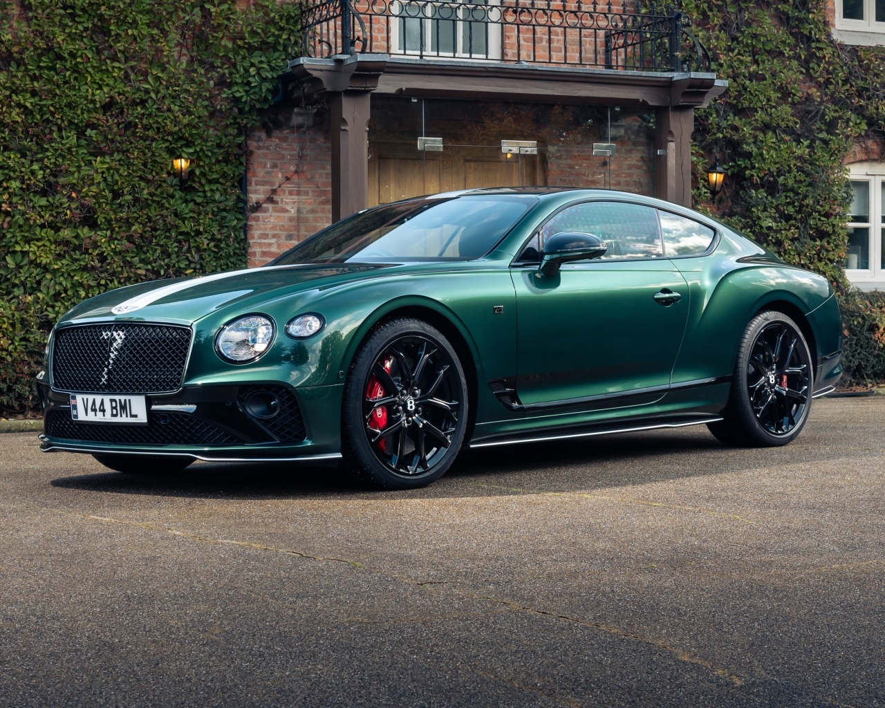 Зеленый автомобиль Bentley Continental GT