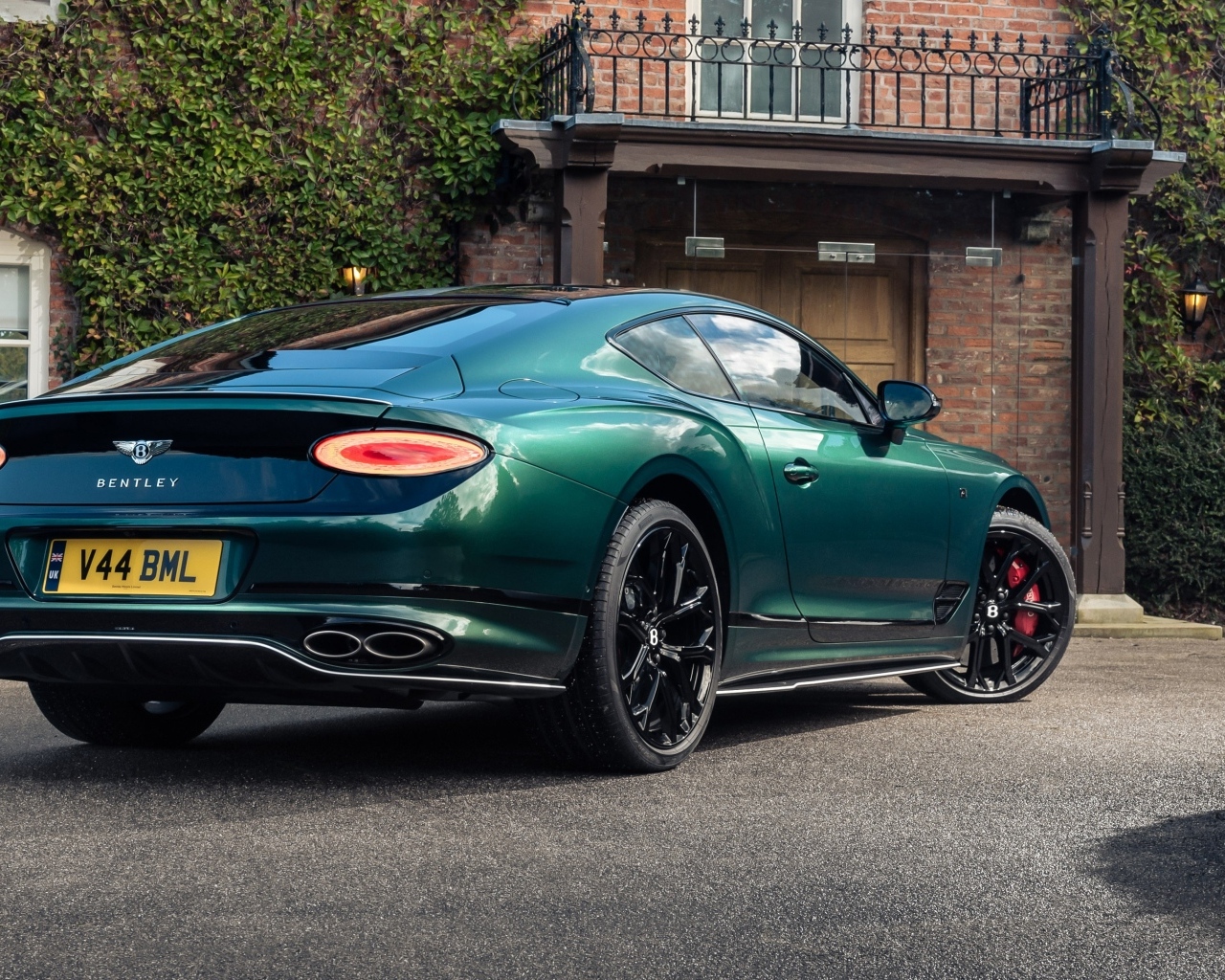 Вид сзади на автомобиль Bentley Continental GT