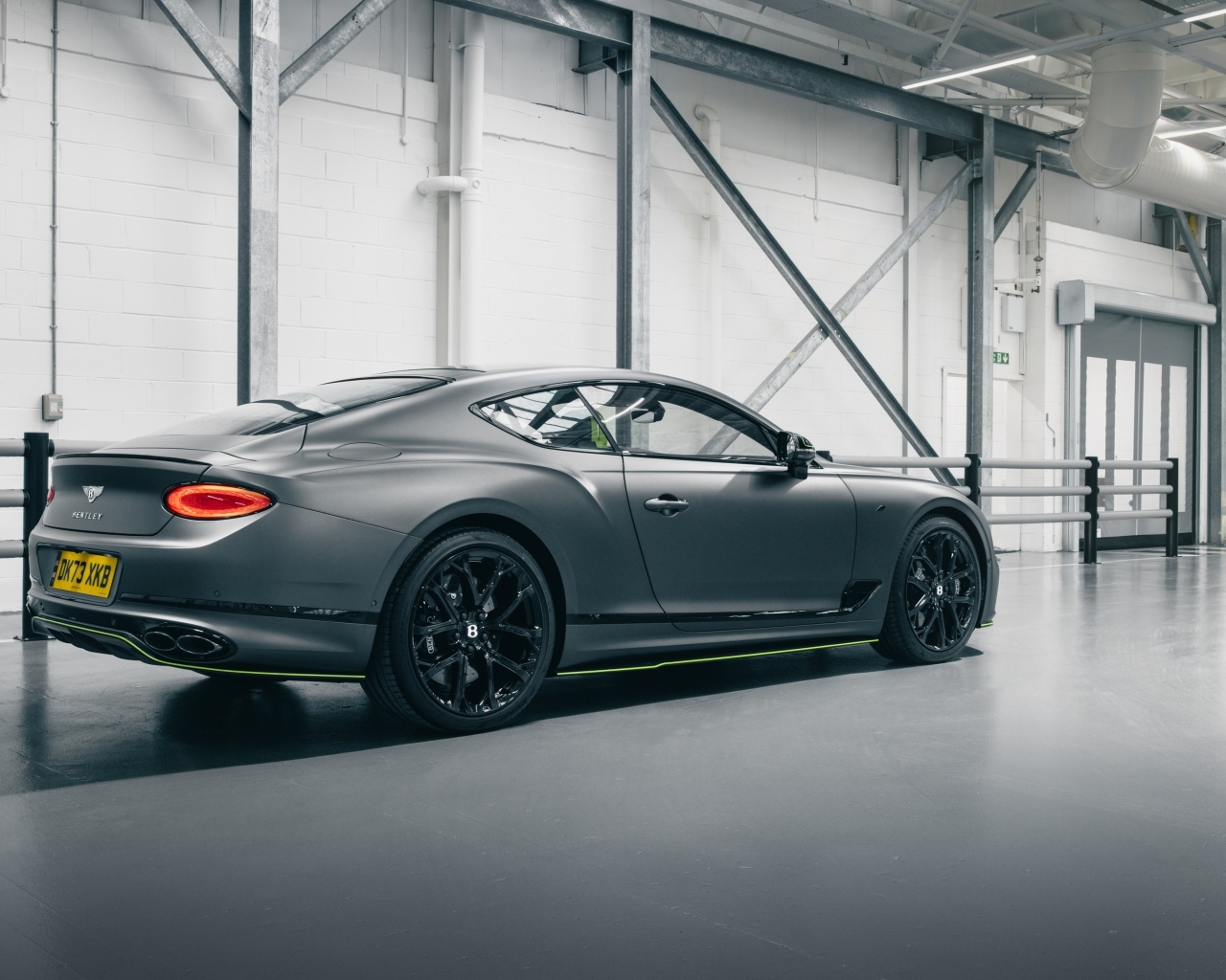 Вид сзади на автомобиль Bentley Continental GT V8 S