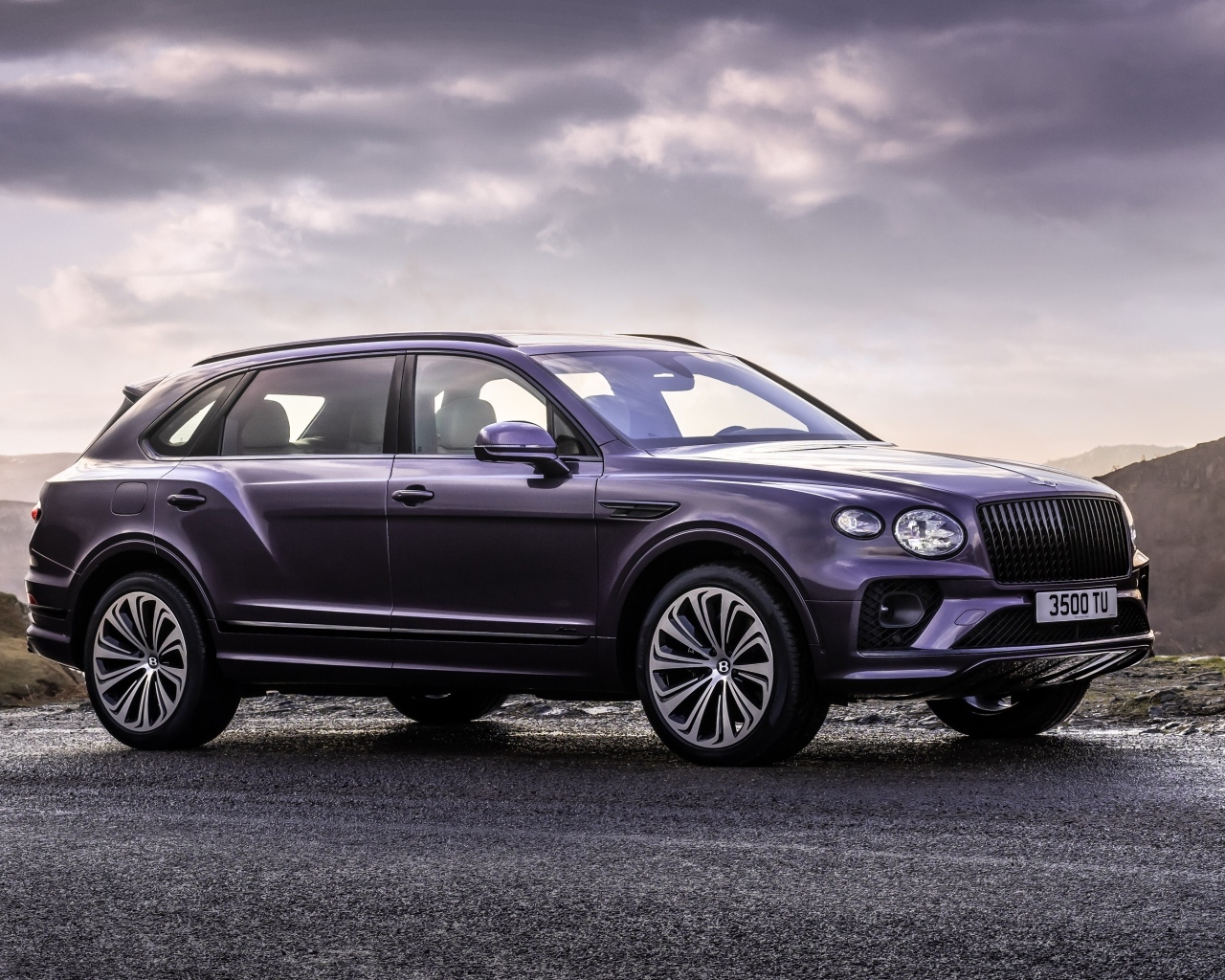 Внедорожник Bentley Bentayga EWB на фоне неба