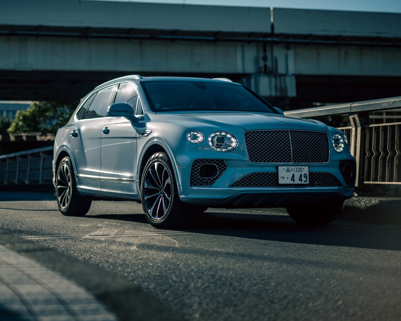 Серебристый Bentley Bentayga Hybrid