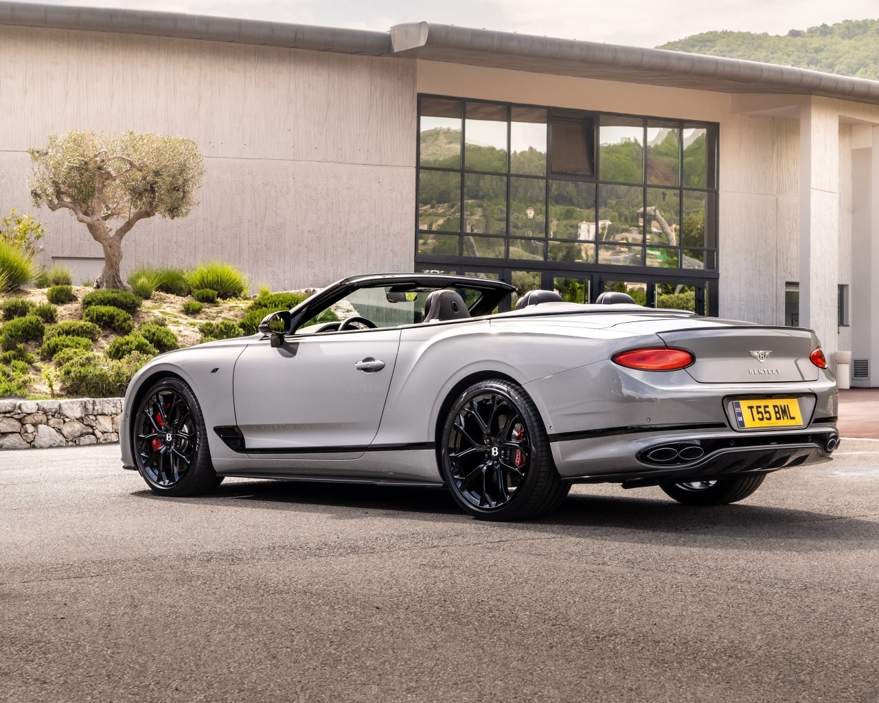 Серебристый кабриолет  Bentley Continental GT S