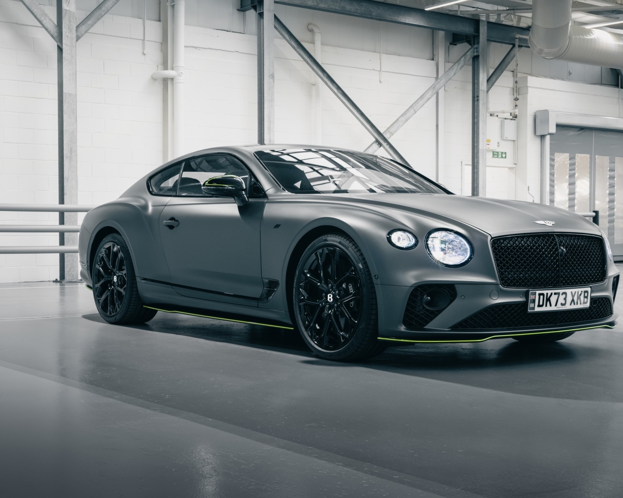 Серебристый автомобиль Bentley Continental GT V8 S