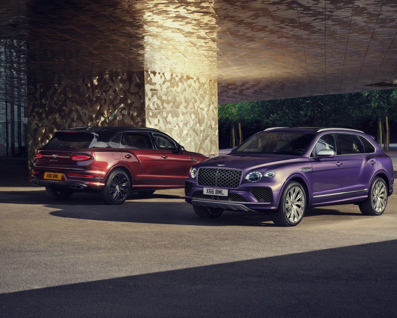 Два стильных автомобиля Bentley Bentayga EWB Mulliner 2024 года