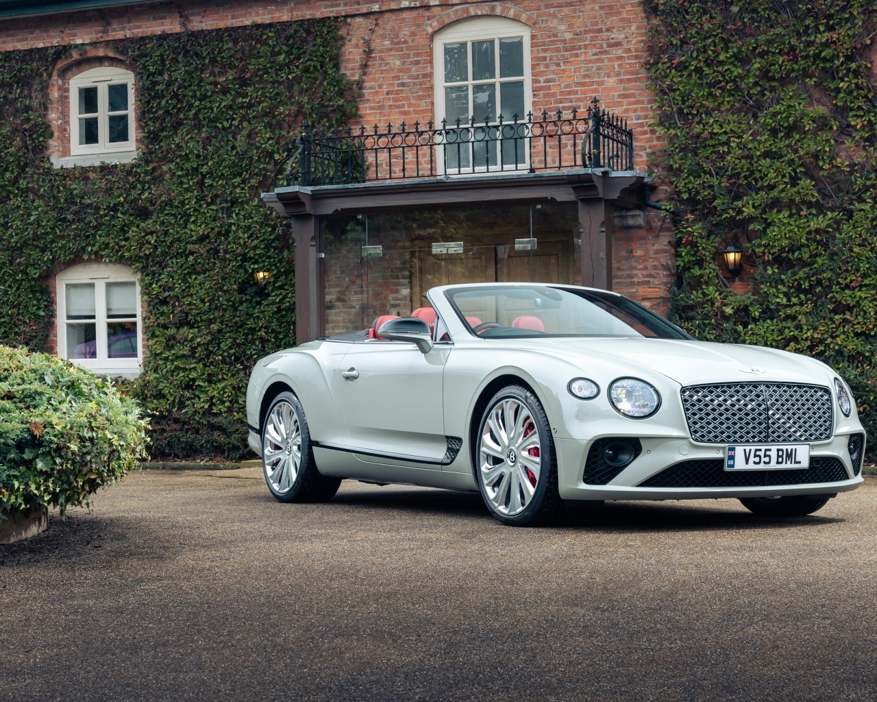 Белый кабриолет Bentley Continental GT Mulliner