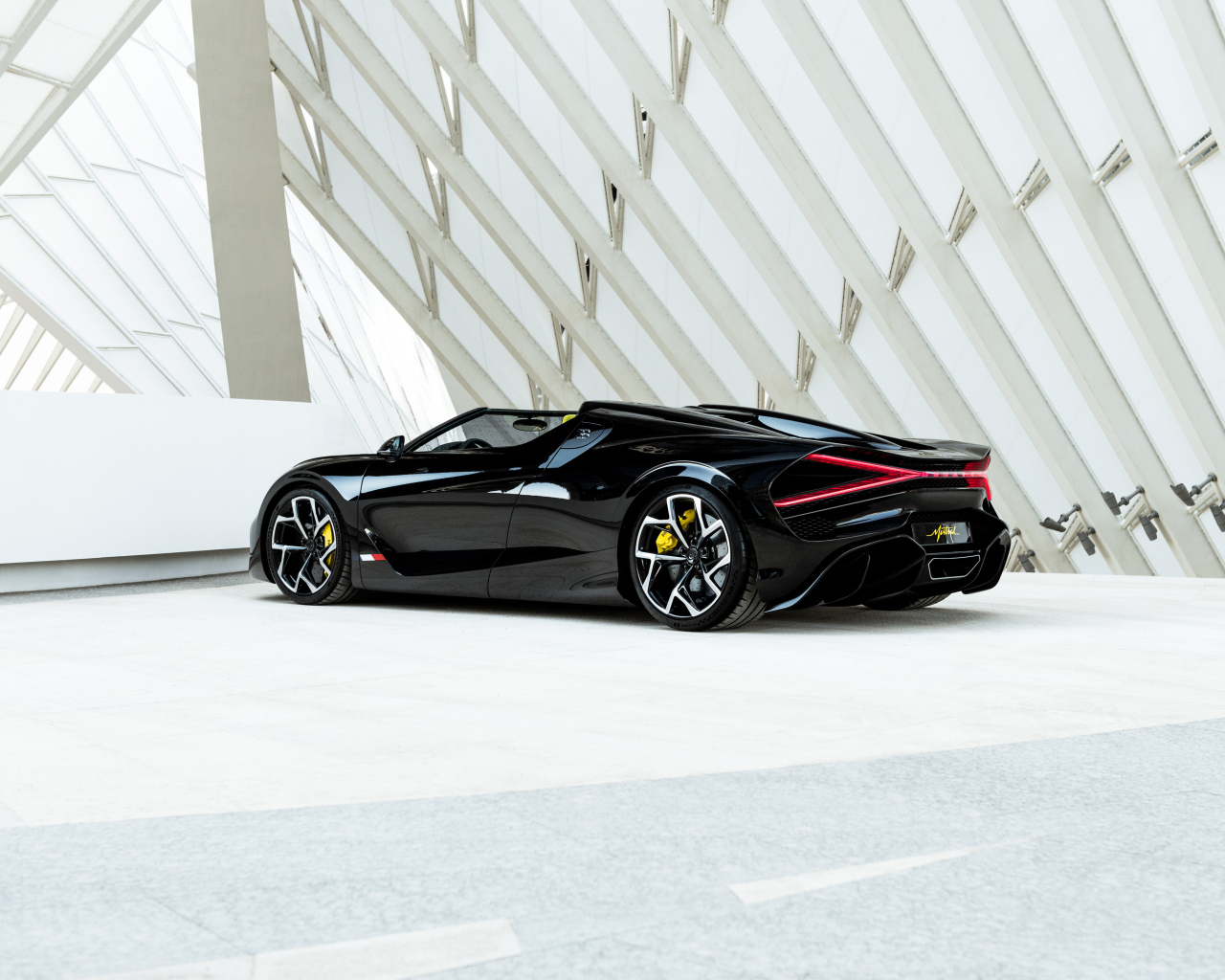Черный Bugatti W 16 Mistral 2024 года вид сзади