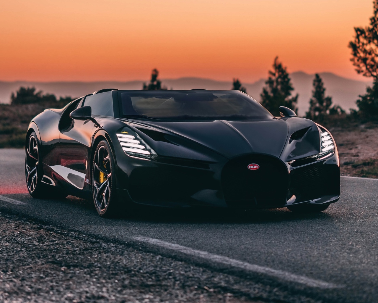 Черный автомобиль Bugatti Mistral