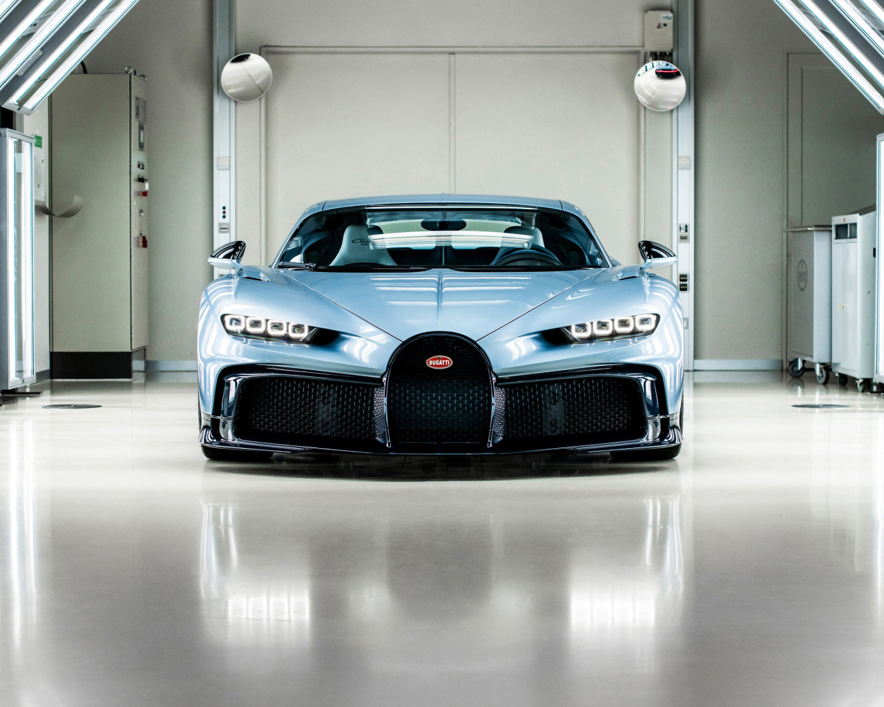 Спорткар Bugatti Chiron в гараже вид спереди