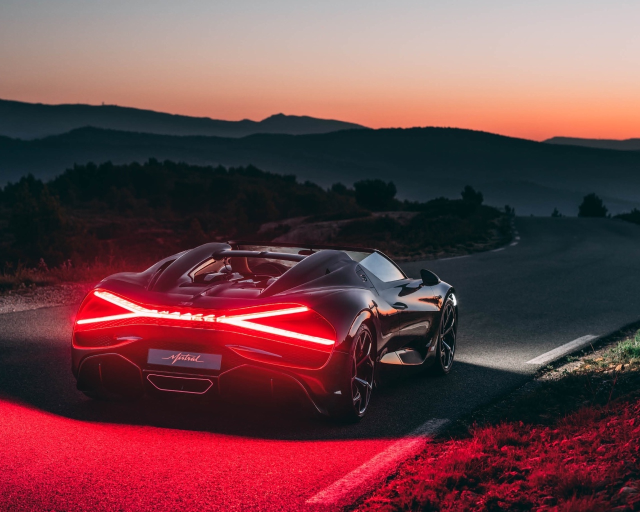 Включенные фары автомобиля Bugatti Mistral