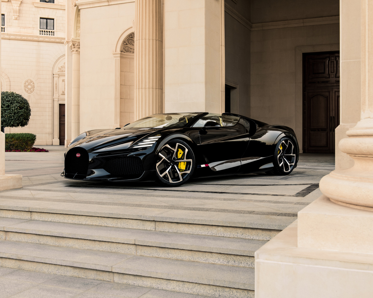 Автомобиль Bugatti W16 Mistral Black 2024 у здания