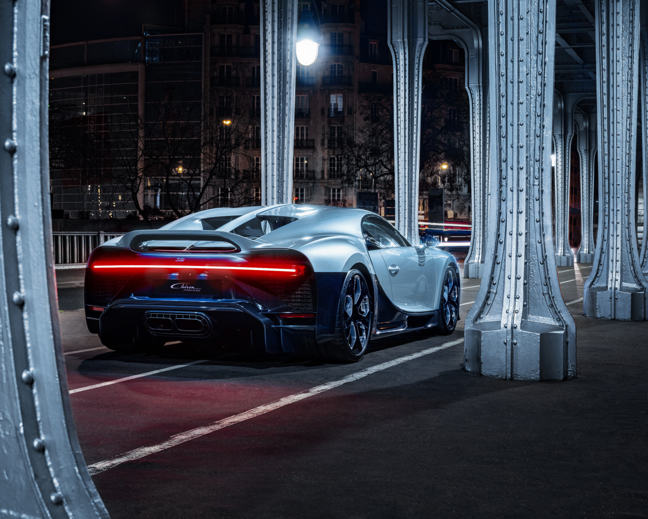 Автомобиль Bugatti Chiron Profilée  вид сзади