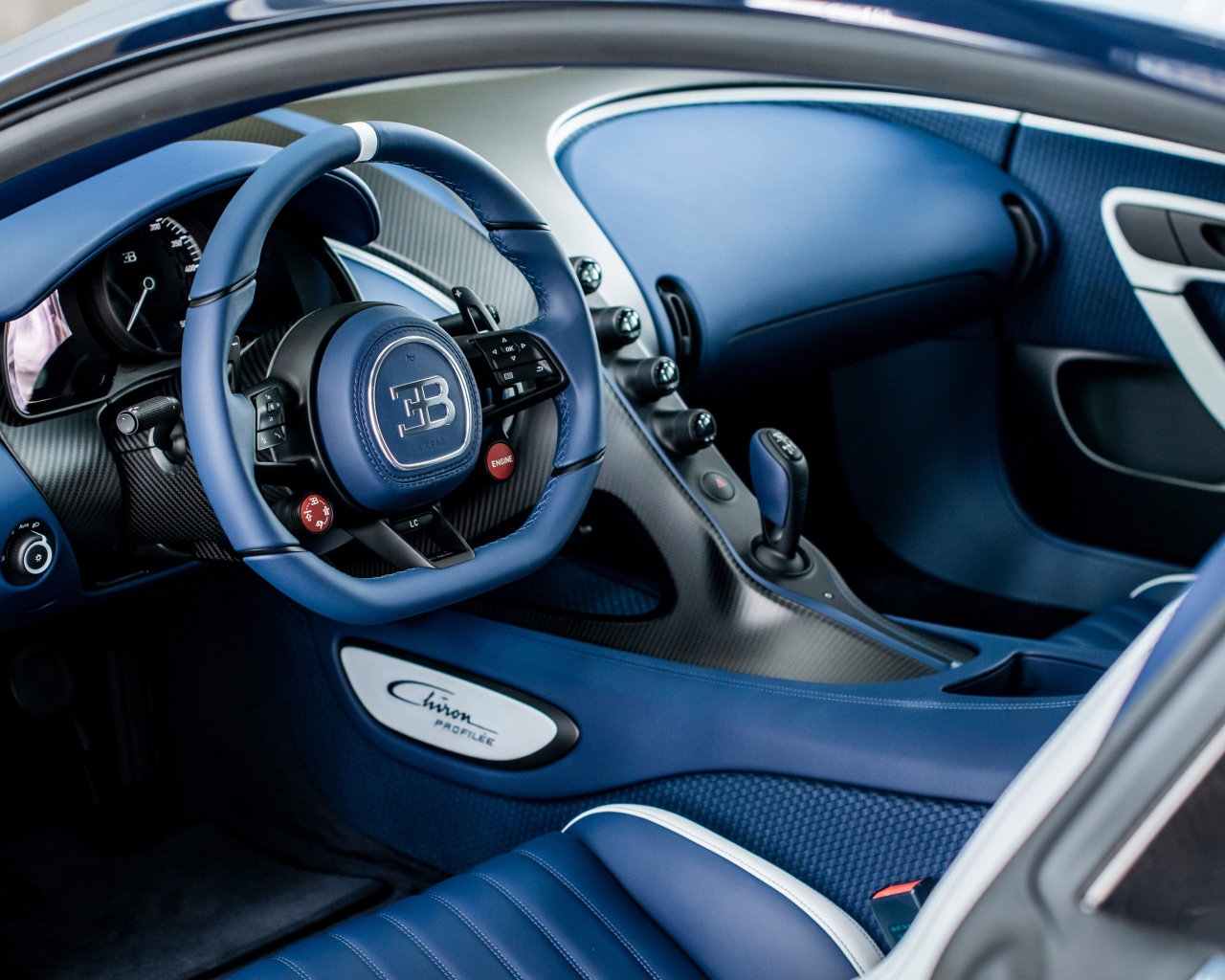 Дорогой кожаный салон автомобиля Bugatti Chiron