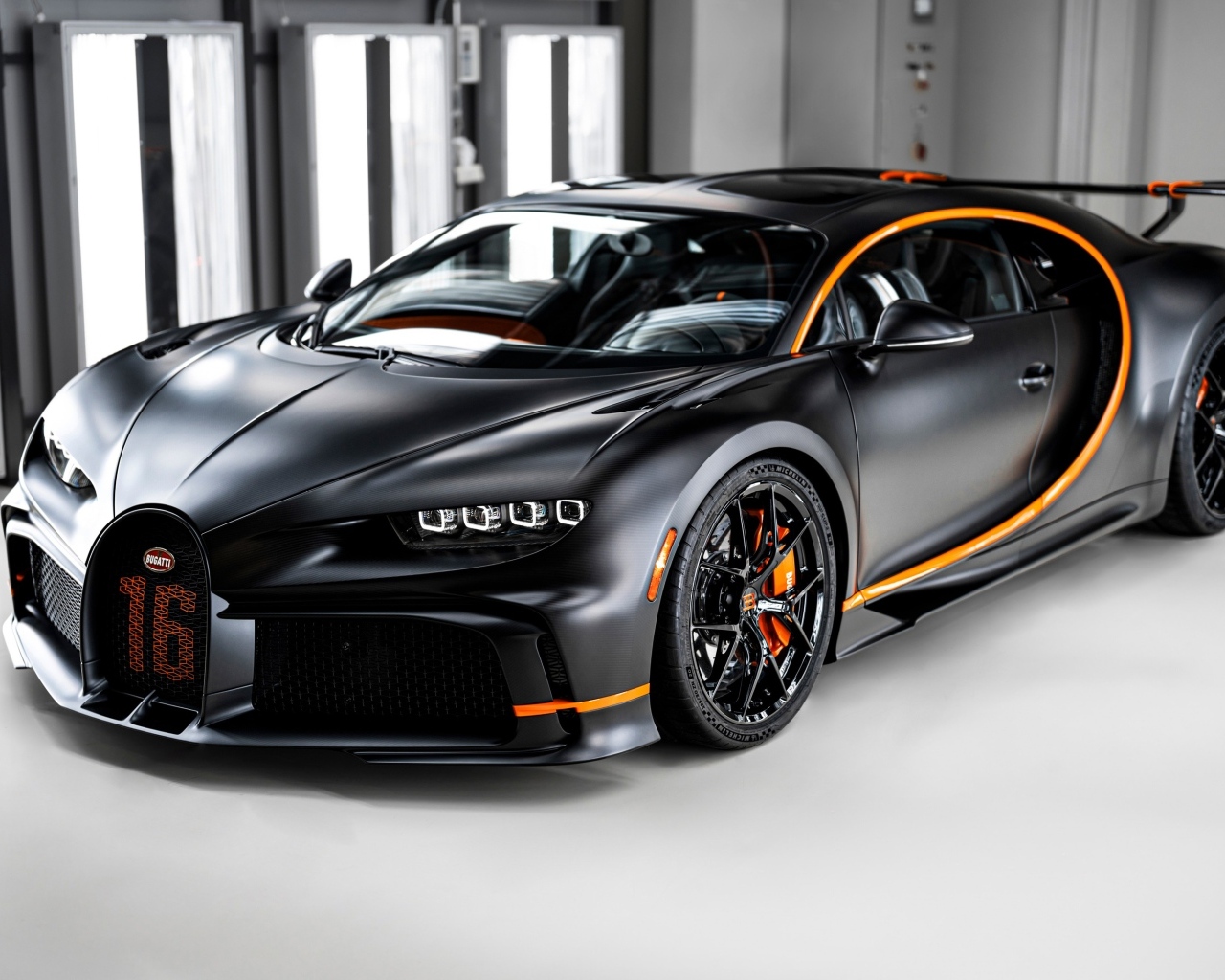 Быстрый автомобиль Bugatti Chiron Pur Sport