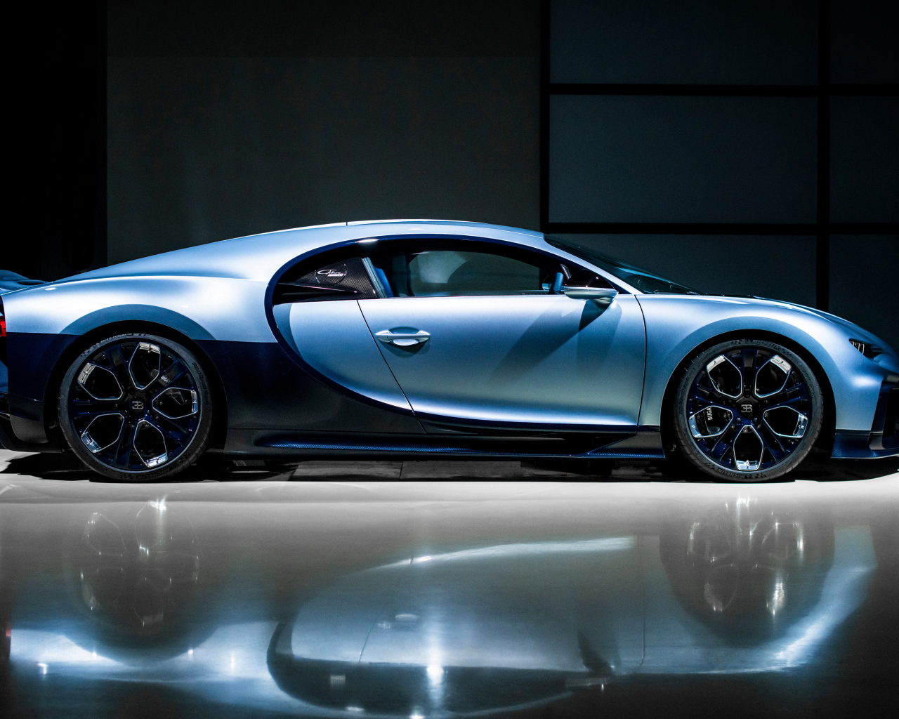 Быстрый автомобиль Bugatti Chiron вид сбоку