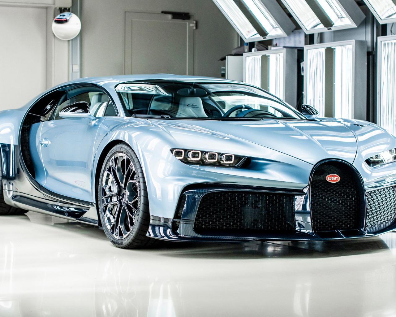 Быстрый дорогой автомобиль Bugatti Chiron