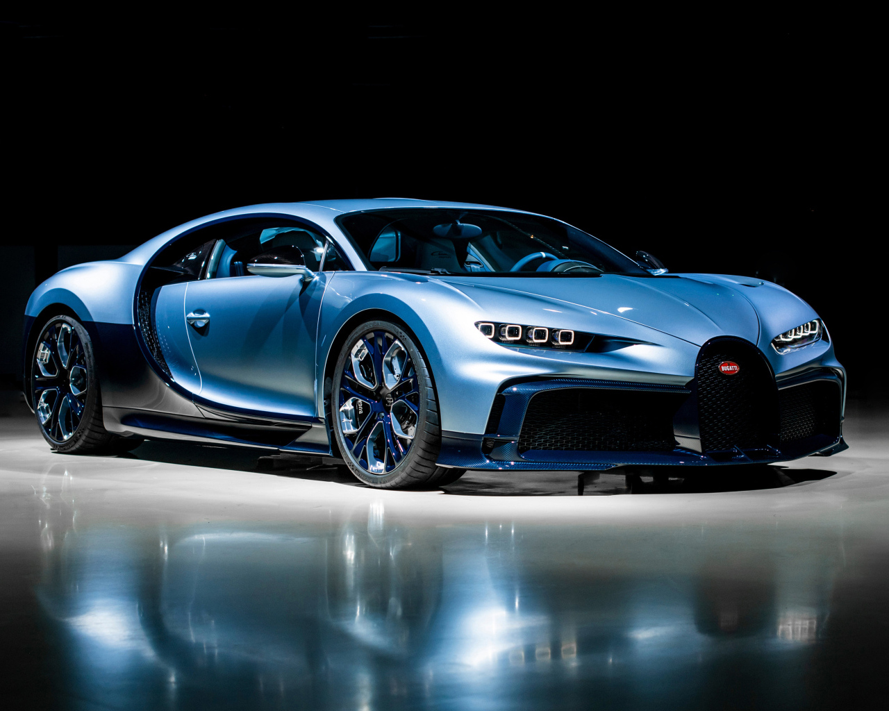 Презентация стильного автомобиля Bugatti Chiron