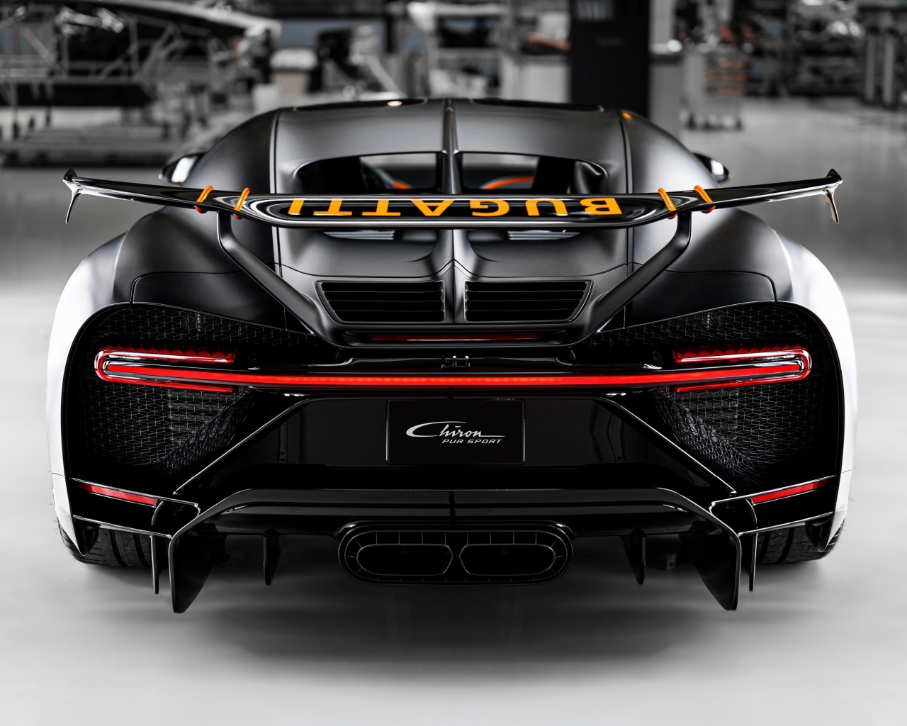 Вид сзади на черный спортивный автомобиль Bugatti Chiron Pur Sport