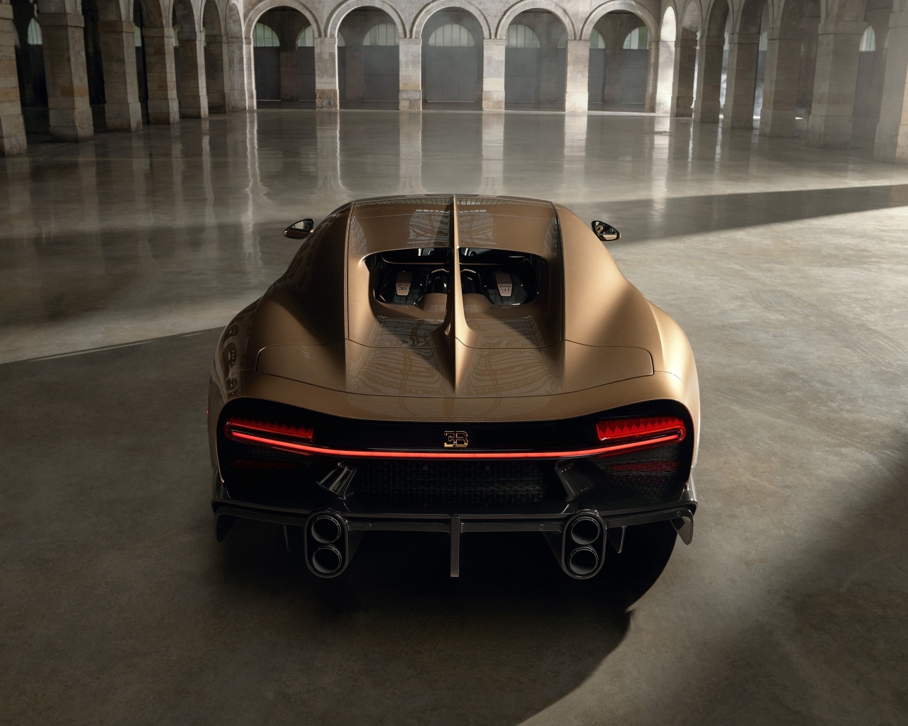 Вид сзади на быстрый автомобиль Bugatti Chiron