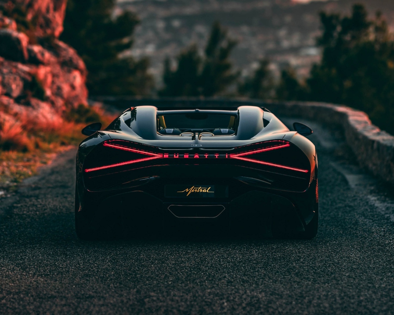 Вид сзади на спортивный автомобиль Bugatti Mistral