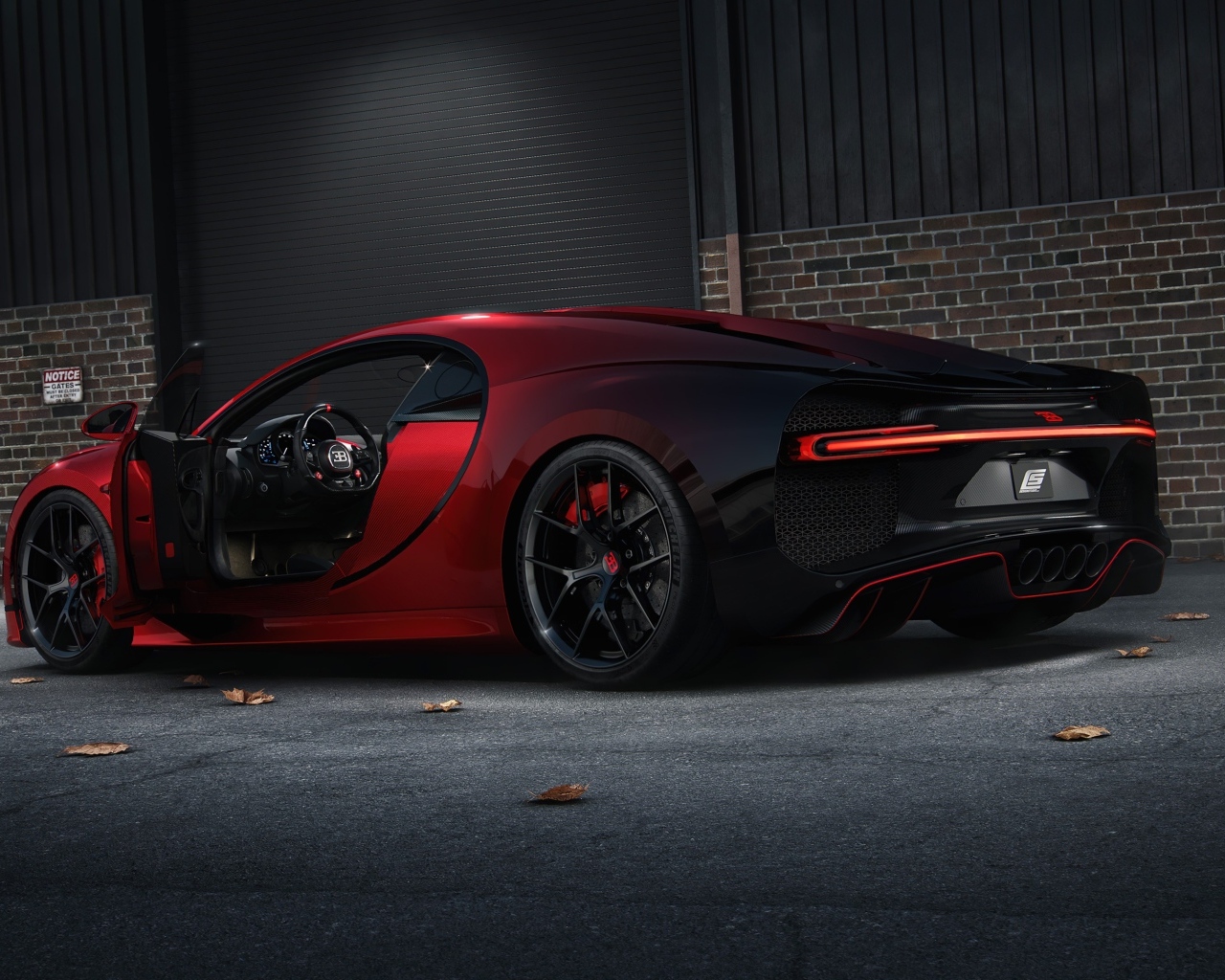 Красный дорогой автомобиль Bugatti Chiron вид сзади