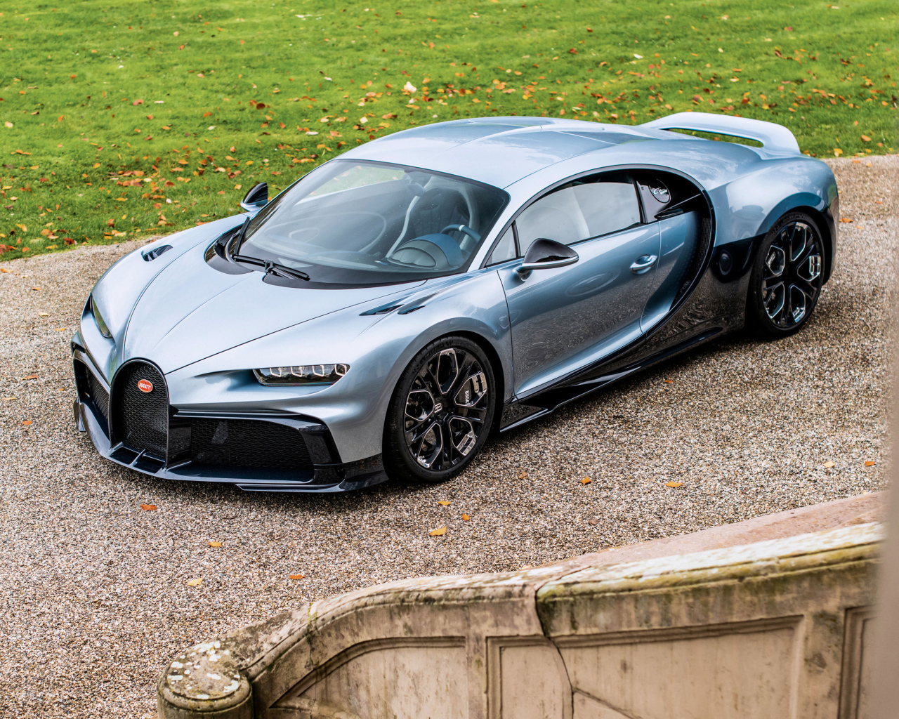 Серебристый Bugatti Chiron Profilée