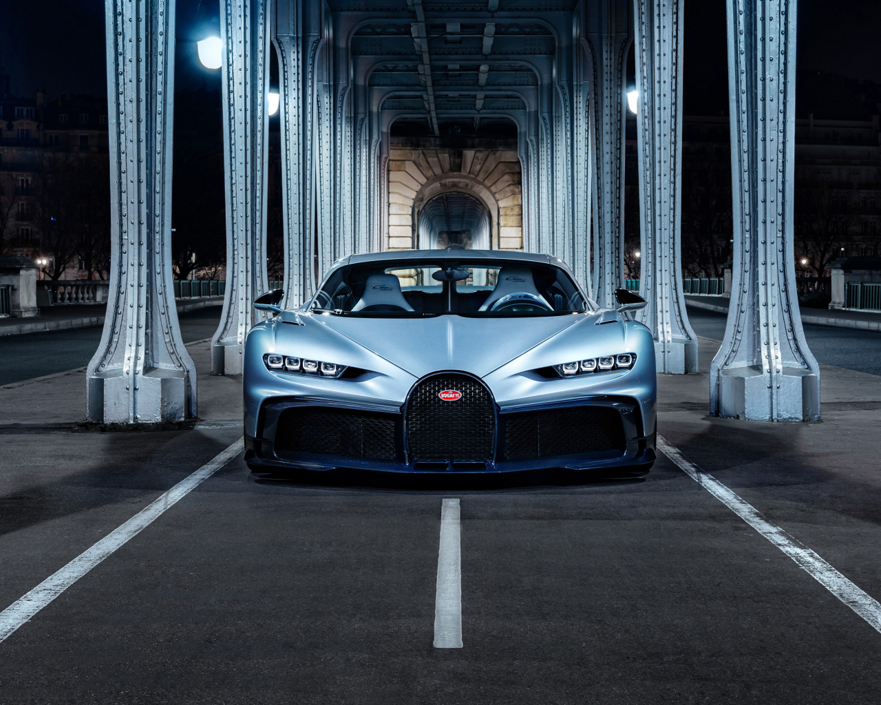 Серебристый Bugatti Chiron Profilée на мосту