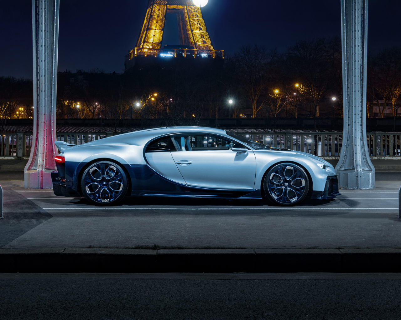 Спорткар Bugatti Chiron Profilée вид сбоку