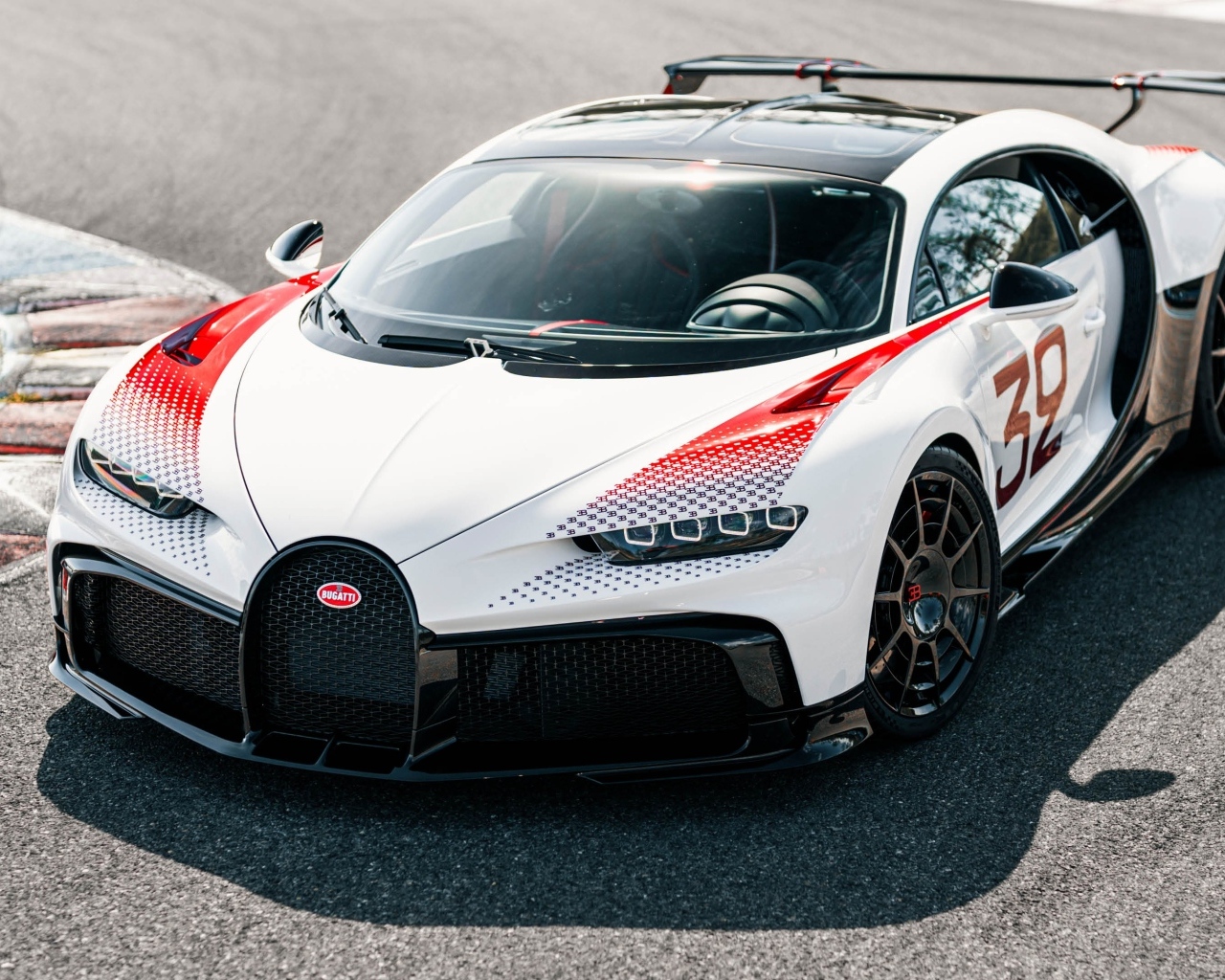 Стильный гоночный автомобиль Bugatti CHIRON