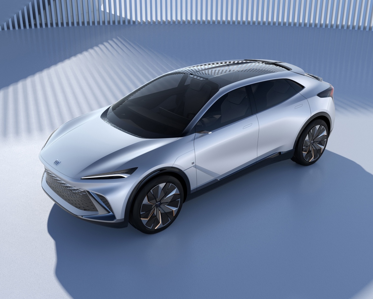 Серебристый автомобиль Buick Electra-X