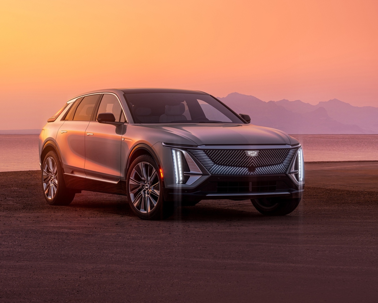 Автомобиль Cadillac Lyriq, 2023 года на фоне заката