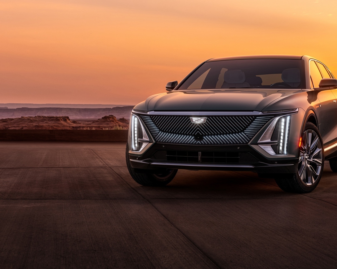 Автомобиль Cadillac Lyriq  2023 года на фоне заката