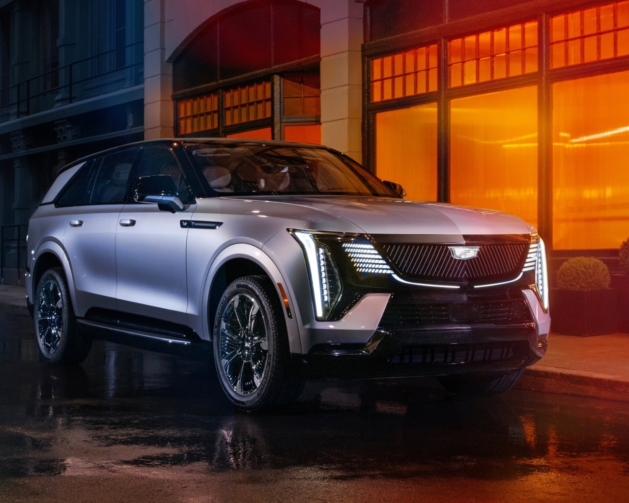 Внедорожник Cadillac Escalade IQ Sport 2025 года у дома