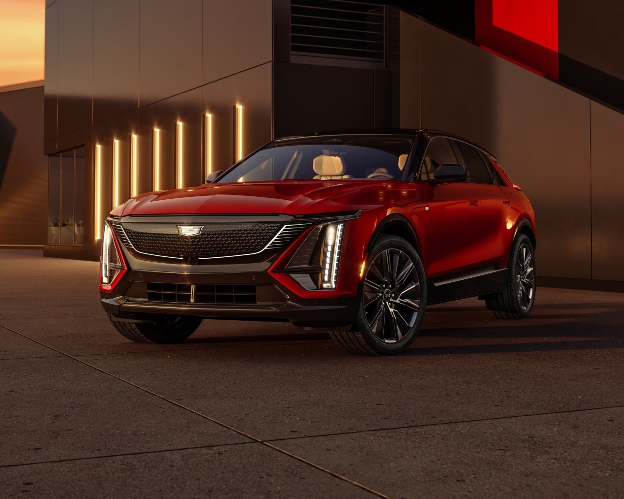 Дорогой красный автомобиль Cadillac Lyriq Sport 2024  года
