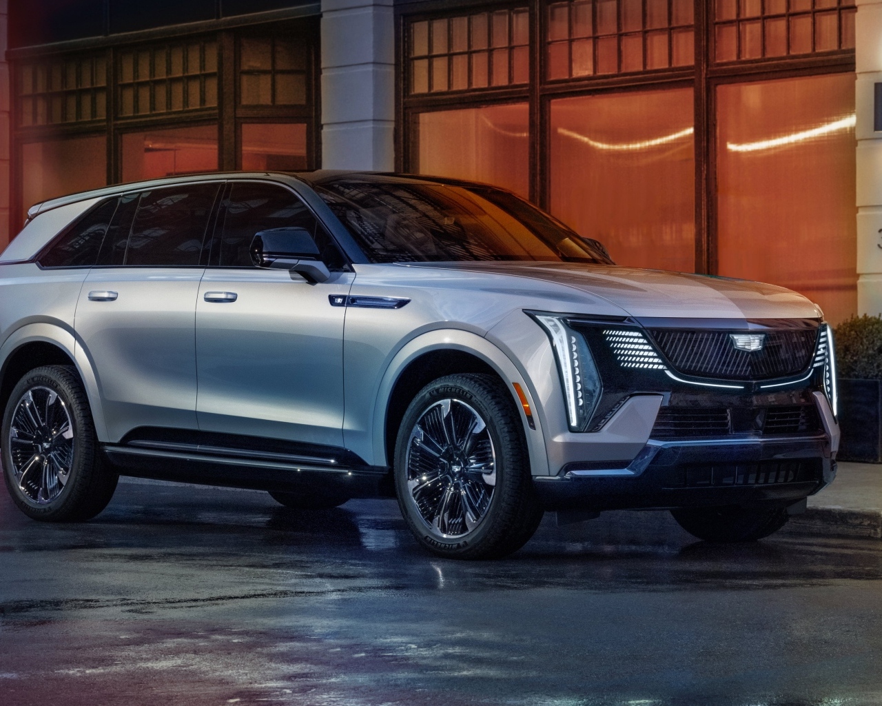 Дорогой серебристый Cadillac Escalade IQ Sport 2025 года