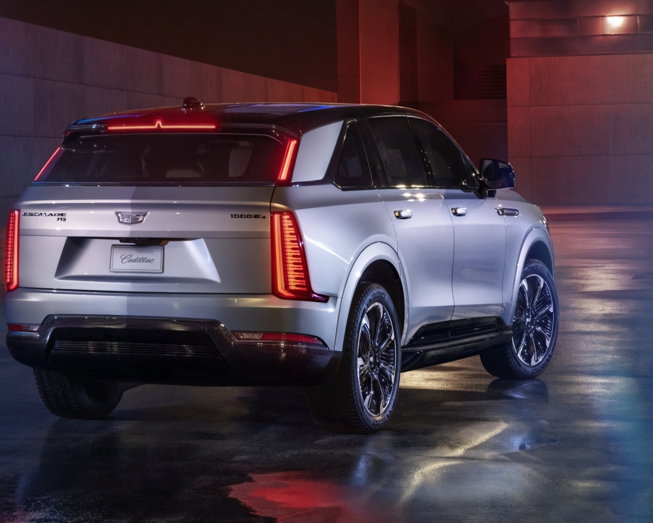 Вид сзади на автомобиль Cadillac Escalade IQ Sport