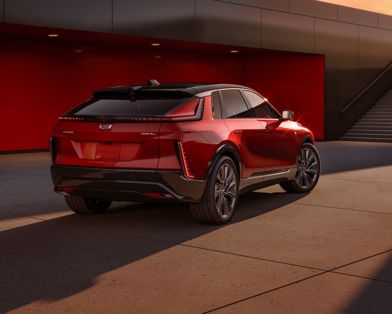 Красный Cadillac Lyriq Sport 2024 года вид сзади